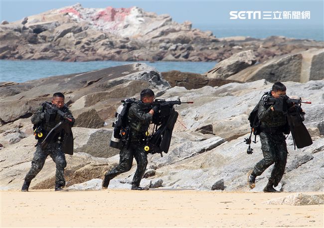 兩棲營海龍蛙兵從海上實施滲透。（記者邱榮吉/金門拍攝）