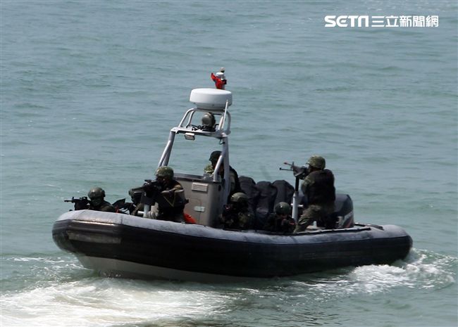 兩棲營海龍蛙兵從突擊快艇登陸上實施敵火下迅速撤離。（記者邱榮吉/金門拍攝）