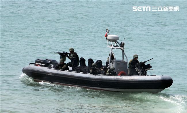 兩棲營海龍蛙兵從突擊快艇登陸上實施敵火下迅速撤離。（記者邱榮吉/金門拍攝）