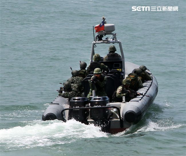 兩棲營海龍蛙兵從突擊快艇登陸上實施敵火下迅速撤離。（記者邱榮吉/金門拍攝）