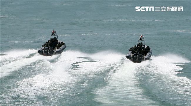 兩棲營海龍蛙兵從突擊快艇登陸上實施敵火下迅速撤離。（記者邱榮吉/金門拍攝）