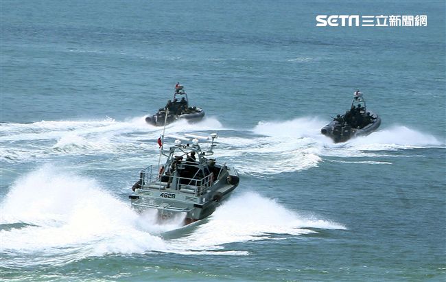 兩棲營海龍蛙兵從突擊快艇登陸上實施敵火下迅速撤離。（記者邱榮吉/金門拍攝）