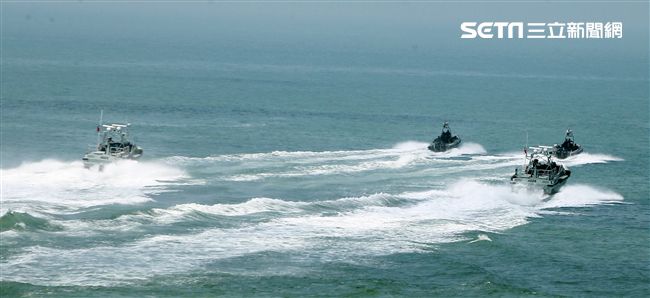 兩棲營海龍蛙兵從突擊快艇登陸上實施敵火下迅速撤離。（記者邱榮吉/金門拍攝）