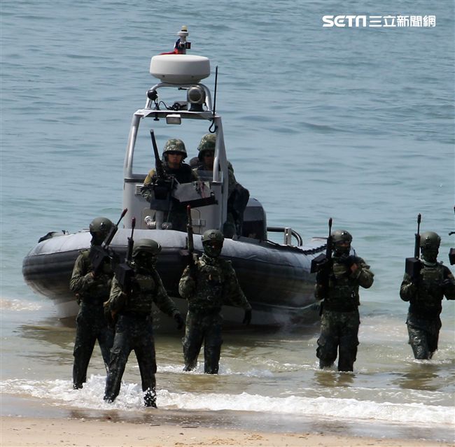為驗證外島地區特攻作戰能力，金防部所屬兩棲營於67點實施特攻突擊作戰操演。（記者邱榮吉/金門拍攝）