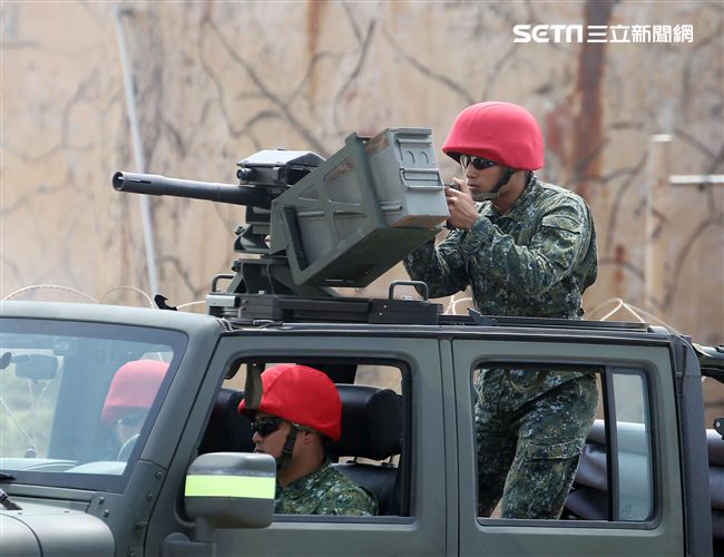 為驗證外島地區特攻作戰能力，金防部所屬兩棲營於67點實施特攻突擊作戰操演。（記者邱榮吉/金門拍攝）