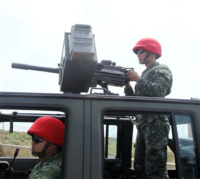 為驗證外島地區特攻作戰能力，金防部所屬兩棲營於67點實施特攻突擊作戰操演。（記者邱榮吉/金門拍攝）