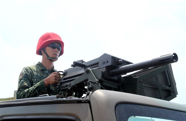 為驗證外島地區特攻作戰能力，金防部所屬兩棲營於67點實施特攻突擊作戰操演。（記者邱榮吉/金門拍攝）