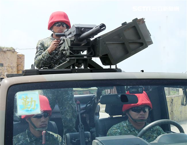 為驗證外島地區特攻作戰能力，金防部所屬兩棲營於67點實施特攻突擊作戰操演。（記者邱榮吉/金門拍攝）