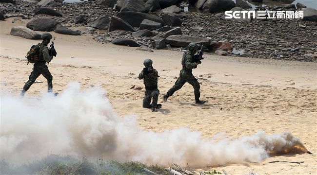 兩棲營海龍蛙兵實施目標區突擊與破壞。（記者邱榮吉/金門拍攝）