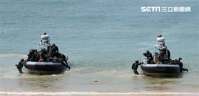 兩棲營海龍蛙兵從突擊快艇登陸上實施敵火下迅速撤離。（記者邱榮吉/金門拍攝）