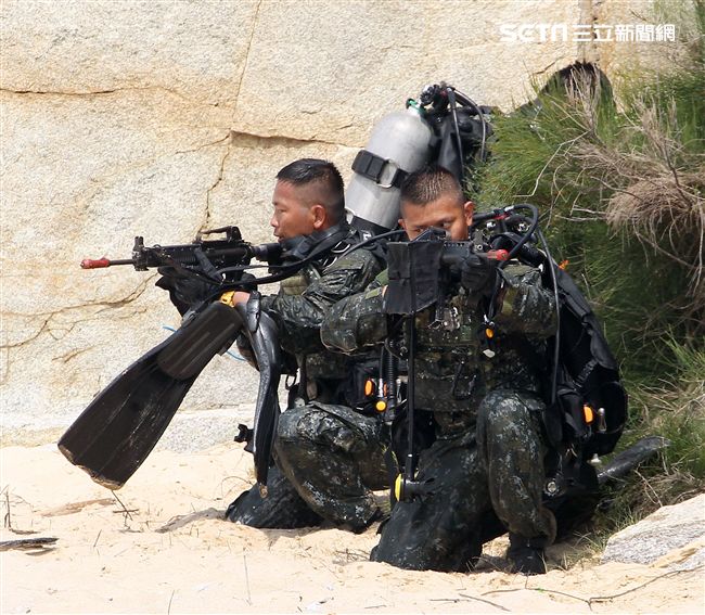 兩棲營海龍蛙兵從海上實施滲透。（記者邱榮吉/金門拍攝）