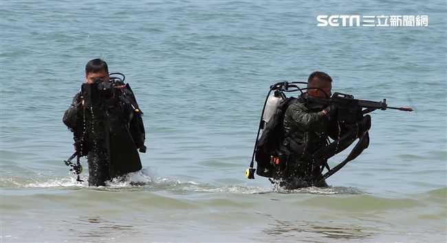 兩棲營海龍蛙兵從海上實施滲透。（記者邱榮吉/金門拍攝）