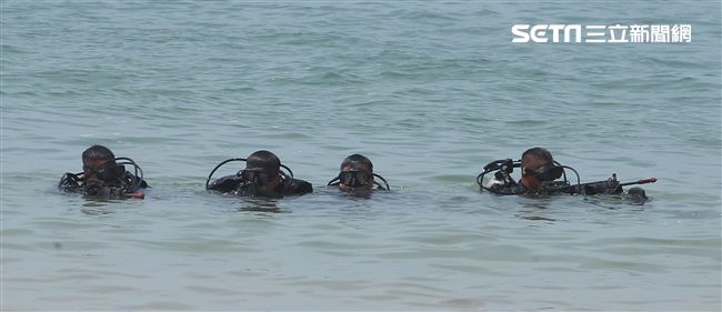 兩棲營海龍蛙兵從海上實施滲透。（記者邱榮吉/金門拍攝）