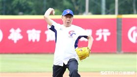 柯文哲受邀為華南金控盃全國青少棒錦標賽冠軍賽開球 北市府提供