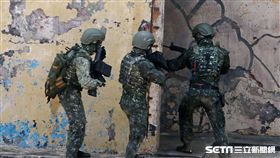 兩棲營海龍蛙兵實施目標區突擊與破壞。（記者邱榮吉/金門拍攝）