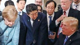 七大工業國集團（G7）高峰會8日揭幕後，德國總理梅克爾（Angela Merkel）在推特po出峰會期間的照片，她雙手壓桌，表情嚴肅地看著川普，掀起外界熱議。對此，日本首相安倍晉三「不甘示弱」，也在Instagram貼出一張雙手壓桌的照片。（圖／翻攝自安倍晉三IG）