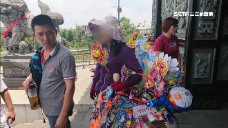 送玩具給小孩…攤販回頭找家長討錢