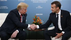 私下較勁？握手秀成角力賽　馬克宏在川普手上留白印記
圖／路透社／達志影像