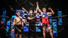 ▲Will Chope 於2015年來台獲得降伏勝，穿著國旗背心慶祝。（資料照／武界體育提供）