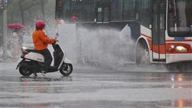 台北傾盆大雨（1）中央氣象局預報，10日起受低壓帶影響，天氣趨向不穩定。台北市區午後下起傾盆大雨，公車駛過路面積水時，水花四濺。中央社記者吳翊寧攝　107年6月10日