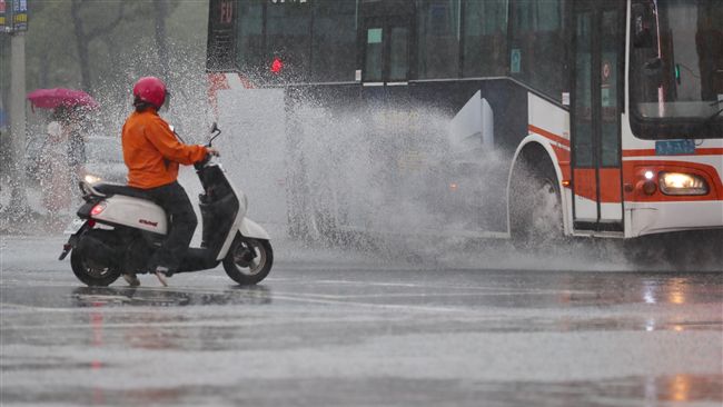 雨神同行！氣象局示警：準備雨具防災