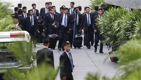 金正恩訪新加坡　隨扈抵飯店維安（1）「川金會」12日將登場，美國總統川普和北韓領導人金正恩皆預計10日飛抵新加坡。北韓維安人員10日下午帶著行李及維安設備，抵達外傳金正恩可能下榻的瑞吉酒店。中央社記者裴禛新加坡攝　107年6月10日