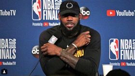 ▲詹姆斯在G1賽後記者會時，其實手骨剛剛挫傷。（圖／取自克里夫蘭騎士 IG）