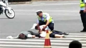 父母遭輾死！2歲童撲屍哭：媽媽起來