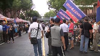 八百壯士再圍立院　人潮稀落變園遊會