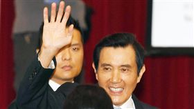 馬英九受來賓歡迎前總統馬英九（中）11日在台北張榮發基金會國際會議中心，出席2018第5屆兩岸經濟論壇開幕活動，受到與會者歡迎。中央社記者施宗暉攝  107年6月11日