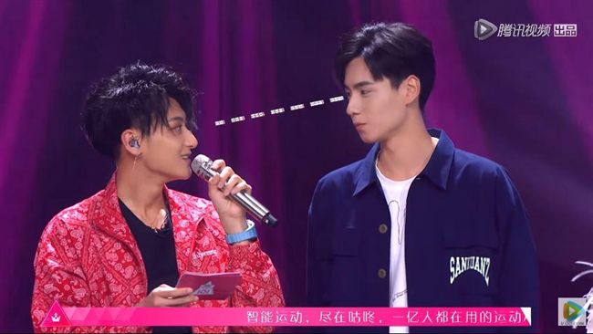 188男神站在身旁　黃子韜秒變少女