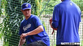 旅美投手王建民擔任富邦悍將客座教練指導二軍投手投球。 （圖／記者林敬旻攝）