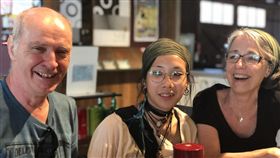 8月大孤兒送養加拿大  19歲女返台尋親台灣出生、8個月大就被社福機構送加拿大寄養的解（女雲）娟（Rosalie Hamel）（中），在養父母的陪伴下，一家3口來台展開尋親之旅。中央社記者李先鳳攝　107年6月11日