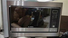 一名男網友日前在網路社團賣微波爐，不料他在拍微波爐實體照片時，物品竟反射出他的身材，露出結實的胸肌，讓不少地方媽媽暴動直喊「私我！」甚至還有女網友狂問「買微波爐有包含鏡中人嗎？有的話幫我+1」。（圖／翻攝自爆廢公社）