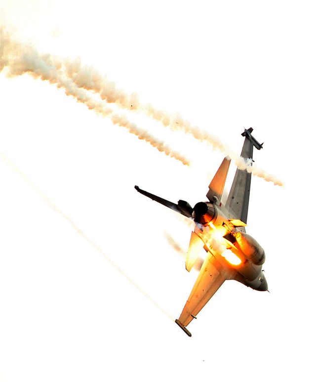 漢光演習假想敵軍機炸射施放熱焰彈。（記者邱榮吉/攝影）