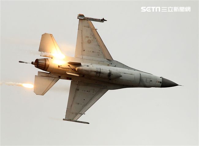 漢光演習假想敵軍機炸射施放熱焰彈。（記者邱榮吉/攝影）