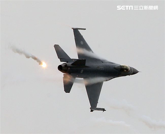 漢光演習國軍F16戰機實施空中掩護施放熱焰彈。（記者邱榮吉/攝影）