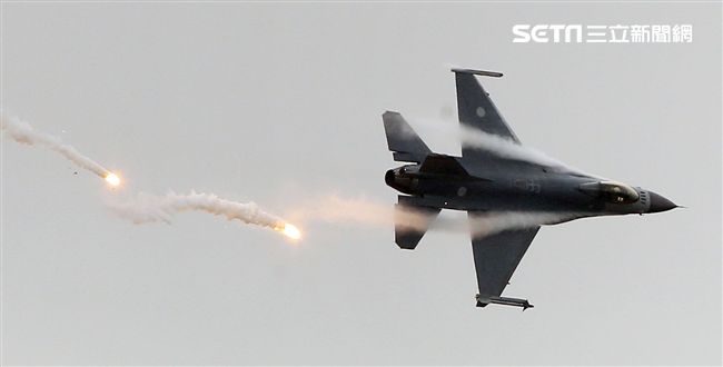 漢光演習國軍F16戰機實施空中掩護施放熱焰彈。（記者邱榮吉/攝影）