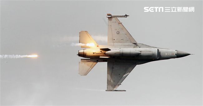 漢光演習國軍F16戰機實施空中掩護施放熱焰彈。（記者邱榮吉/攝影）