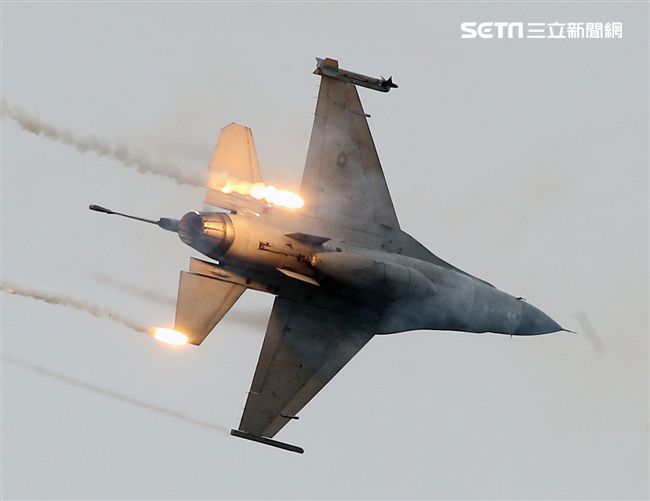 漢光演習國軍F16戰機實施空中掩護施放熱焰彈。（記者邱榮吉/攝影）
