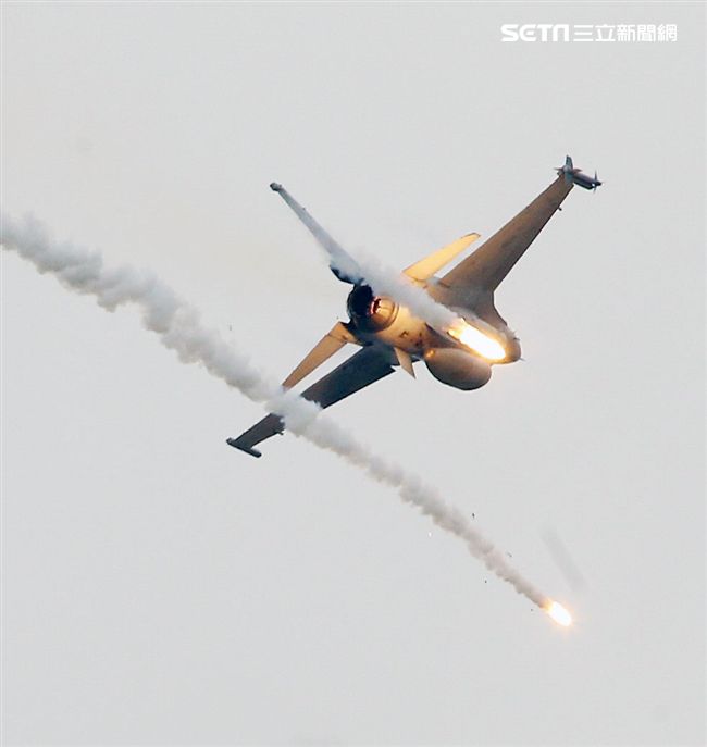 漢光演習國軍F16戰機實施空中掩護施放熱焰彈。（記者邱榮吉/攝影）