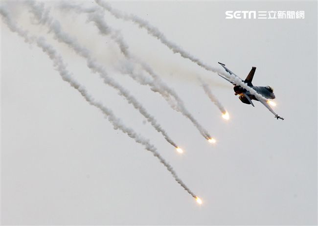 漢光演習國軍F16戰機實施空中掩護施放熱焰彈。（記者邱榮吉/攝影）