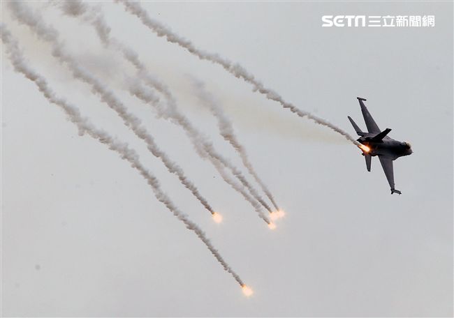 漢光演習國軍F16戰機實施空中掩護施放熱焰彈。（記者邱榮吉/攝影）