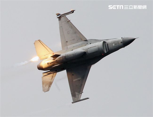 漢光演習國軍F16戰機實施空中掩護施放熱焰彈。（記者邱榮吉/攝影）