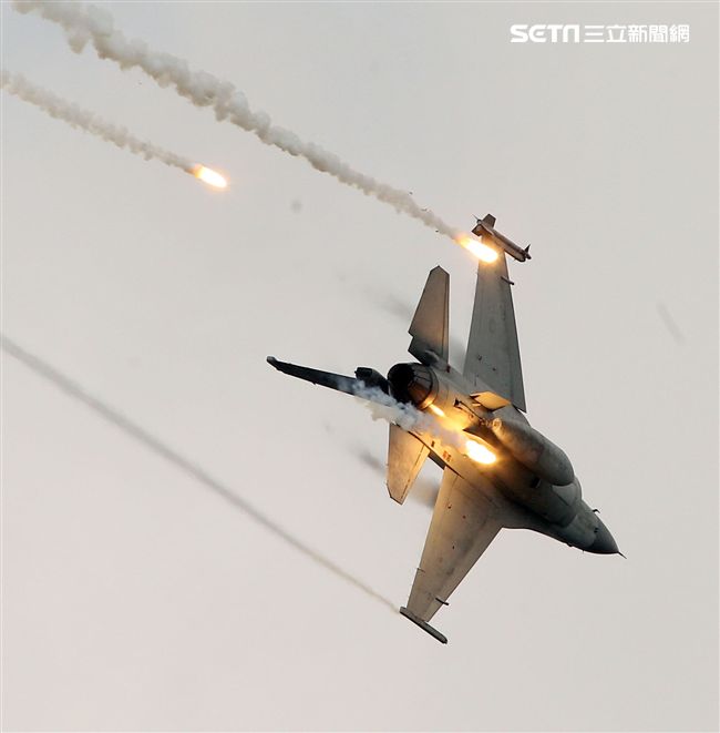 漢光演習國軍F16戰機實施空中掩護施放熱焰彈。（記者邱榮吉/攝影）