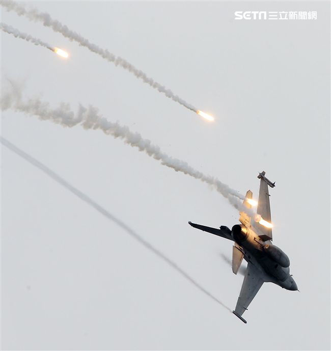 漢光演習國軍F16戰機實施空中掩護施放熱焰彈。（記者邱榮吉/攝影）