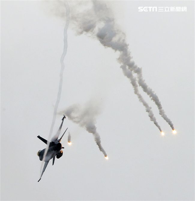 漢光演習國軍F16戰機實施空中掩護施放熱焰彈。（記者邱榮吉/攝影）