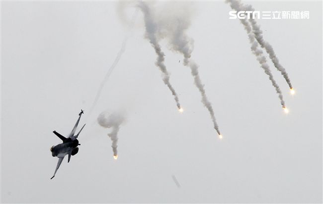 漢光演習國軍F16戰機實施空中掩護施放熱焰彈。（記者邱榮吉/攝影）