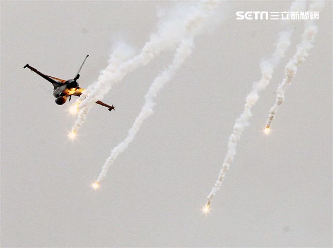 漢光演習國軍F16戰機實施空中掩護施放熱焰彈。（記者邱榮吉/攝影）