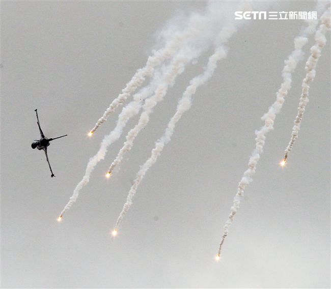 漢光演習國軍F16戰機實施空中掩護施放熱焰彈。（記者邱榮吉/攝影）
